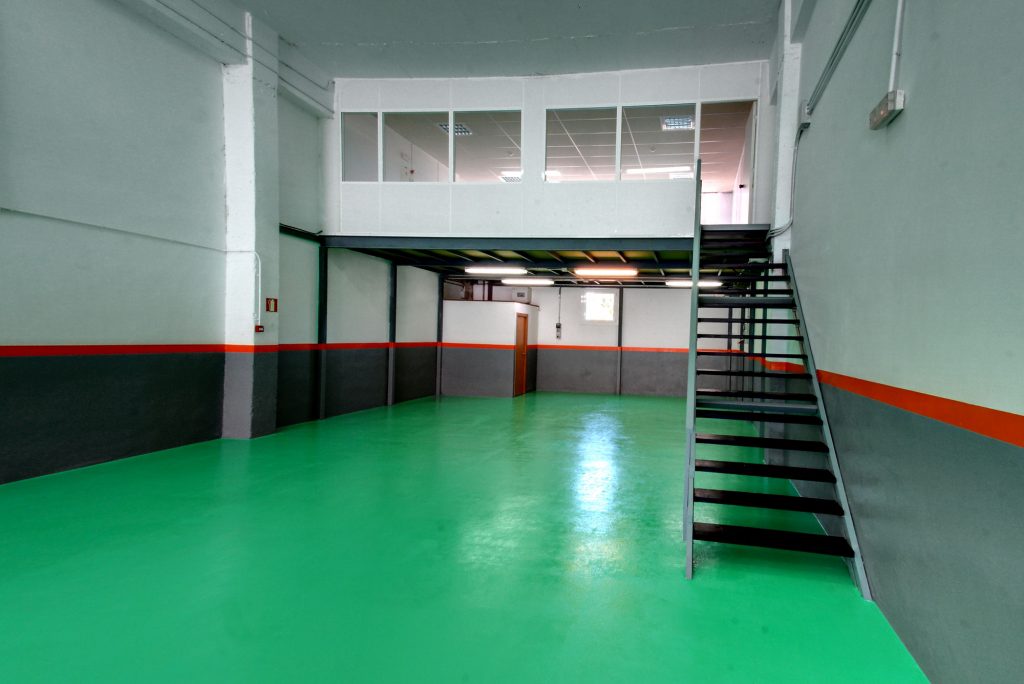 Acceso al entrepiso Local 63 - Edificio Belasco