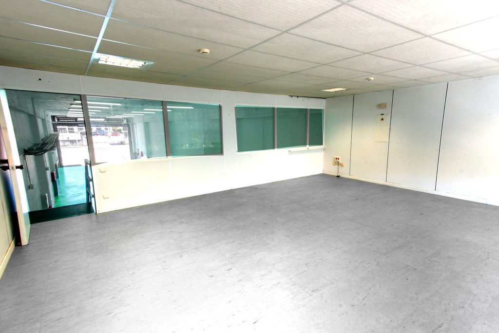 Entrepiso - Acceso a la oficina Local 63 - Edificio Belasco