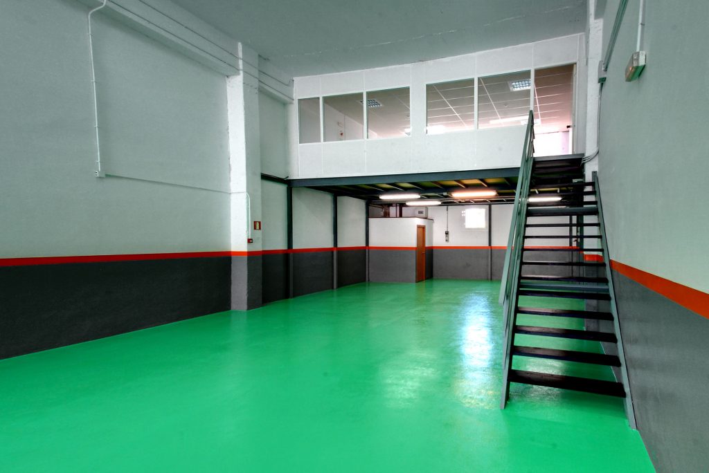Acceso al entrepiso Local 63 - Edificio Belasco